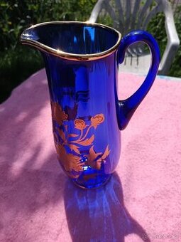 Modrý skleněný džbán se zlatými květinami