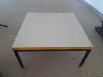 Stůl odkládací kovový