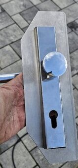 Bezpečnostní kování na vstupní dveře