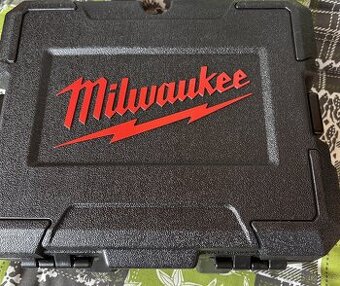 Zelený křížový laser Milwaukee na alkalické baterie CLL-C