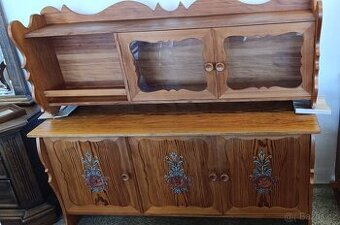 Dřevěný příborník, masivní kredenc, Nábytek s příběhem