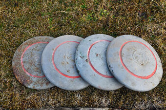 Plechové puklice Škoda nálezový stav