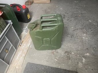 Starší plechové kanystry 20l.