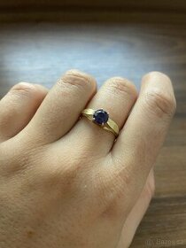 Zlatý dámský prsten s fialovým zirkonem