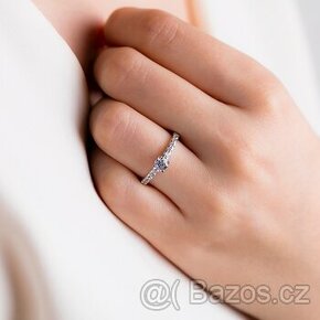 Nový zásnubní prsten z bílého zlata s diamanty