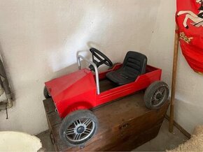 Plechové šlapací auto