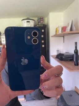 iPhone 12, 64GB s bohatým příslušenstvím