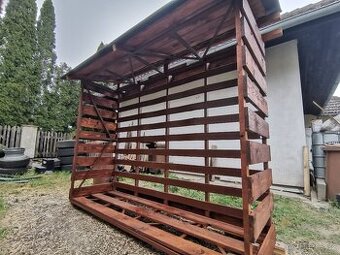 Dřevník na dřevo