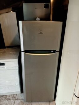 Lednice s mrazákem nahoře Indesit