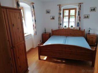Dvoulůžková postel+matrace+noční stolky+skříň-masiv borovice