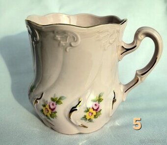 Hrníček z růžového porcelánu.