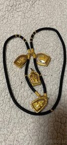 Náhrdelník zlatem spojovaný, amuletové přívěsky, Thajsko