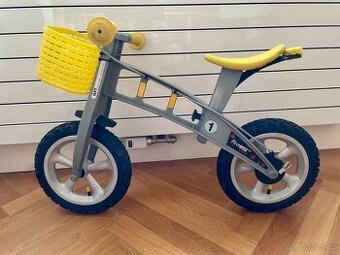 First Bike - žlutý s košíkem a světly