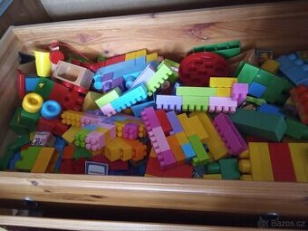 Duplo asi 250 ks a další hračky