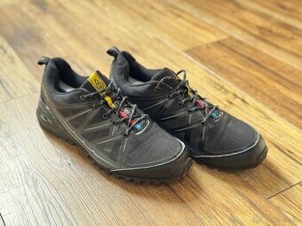 Trailove boty Umbro JACKUZZI vel. 44 - Cross light weight