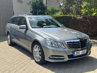 Mercedes-Benz E 250 CGI, benzín 150 kW, 7místná verze