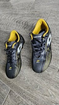 Kopačky lisovky Umbro Solista vel 33