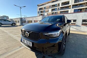 Volvo XC40 PLUS DARK, B4 FWD, 145 kW 2026