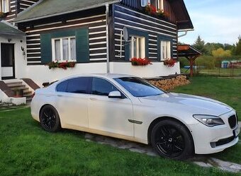 BMW 750i 4.4 V8 bi-turbo F01 2009