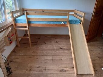 Postel se skluzavkou