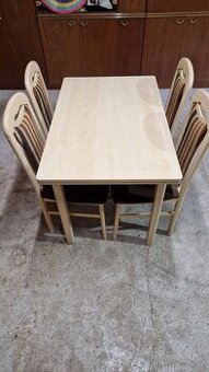 Jídelní stůl a čtyři židle