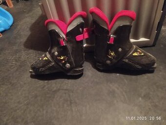 Lyžařský set(lyže, hůlky, lyžáky vel. 33)