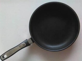 Teflonová pánev s obracečkou o průměru 14 cm