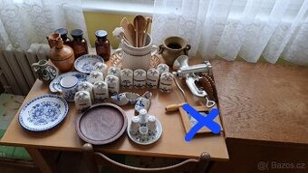 Různé bytové dekorace a cibuláky