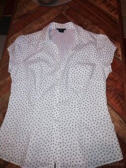 Bílá halenka se srdíčky