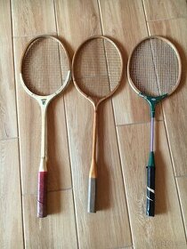 Retro tenisové rakety, kožešinové límce, pákistánské boty