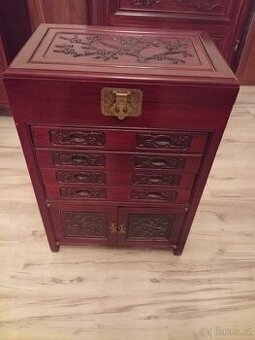 Příborník z pravého palisandru