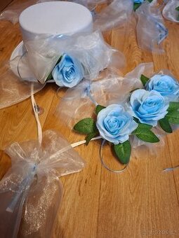 Svatební dekorace na auto - svetle modrá ruze