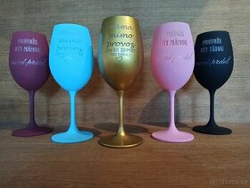 Barevné gravírované sklenice na víno s textem