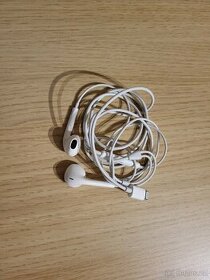 Apple EarPods s konektorem Lightning
