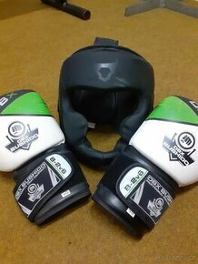 Boxerské rukavice a helma