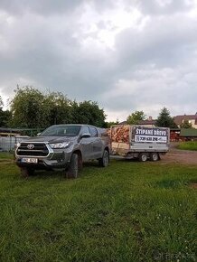 štípané dřevo suché