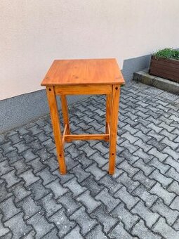 Přípravný, odkládací stůl/bar.