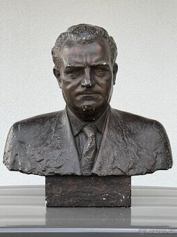 Dobová sádrová busta K. Gottwald VELKÁ