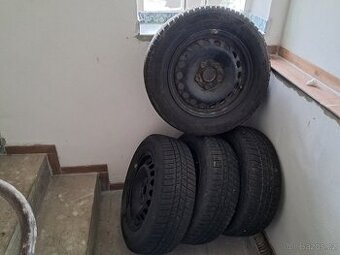 Zimní pneumatiky na plechovém disku 195/65 15