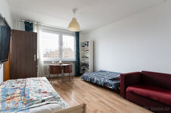 Světlý byt 1+kk, 30,4 m² + sklep, v osobním vlastnictví, Pra