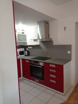 Moderní lesklá kuch. linka se spotřebiči