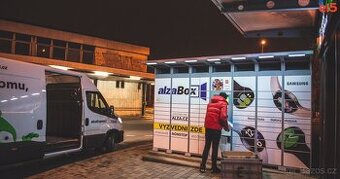 Řidič na zásobování Alzaboxů