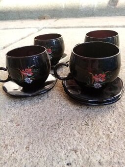 Černé hrníčky z porcelánu