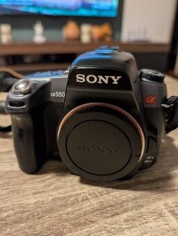 Zrcadlovka SONY Alpha A550/2x objektiv/SD karta/batoh