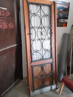 Dvoukřídlé vchodové dveře s kovanim