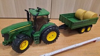 Traktor Bruder John Deer s vlekem