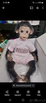 Realistická panenka opička