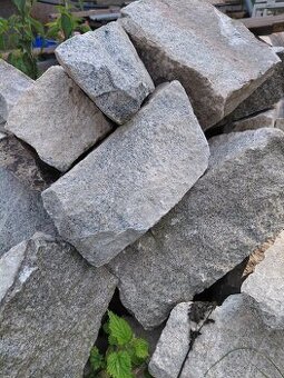 Velké žulové kameny.