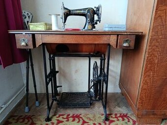 Starý šicí stroj Express - 1