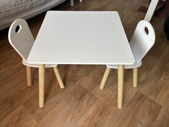 Detsky stul s zidlickami